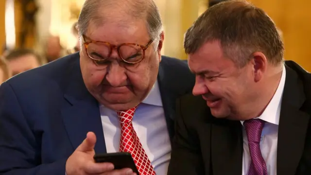 Алишер Усманов с председателем совета директоров "Трансмашхолдинга" Андреем Бокаревым