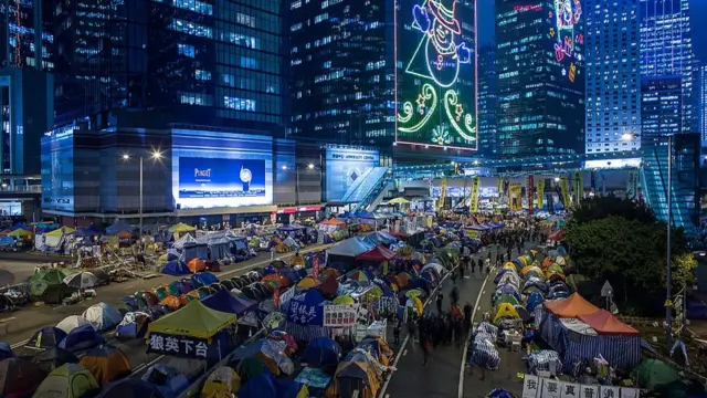 2014年雨傘運動爆發,張同學發現"公民抗命"這種在通識課中習得的知識並非紙上談兵