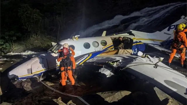 Bombeiros e brigadistabônus sem depósito brasilvoltabônus sem depósito brasilavião quebrado, sobre cachoeira