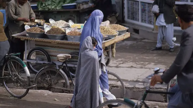 নজিবুল্লাহর পতনের কয়েকদিন পর কাবুলের রাস্তায় আফগান নারী