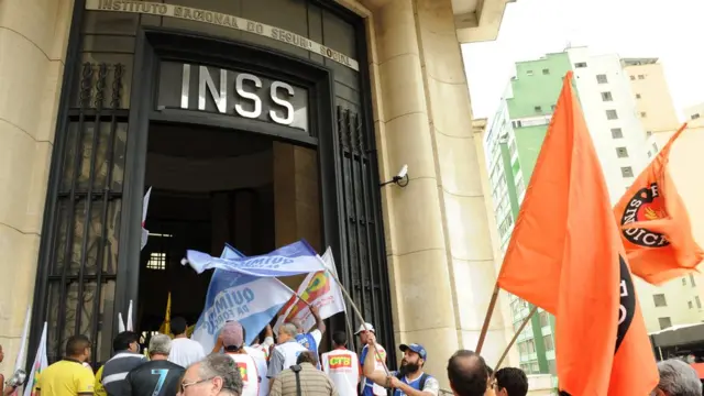 Protesto em frente ao INSS