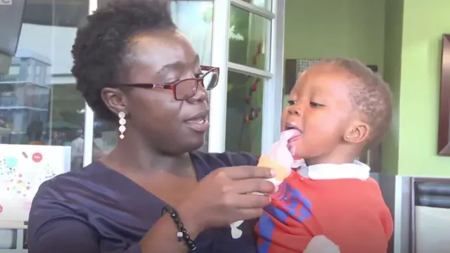 బాలుడికి ఐస్ క్రీం తినిపిస్తున్న మహిళ