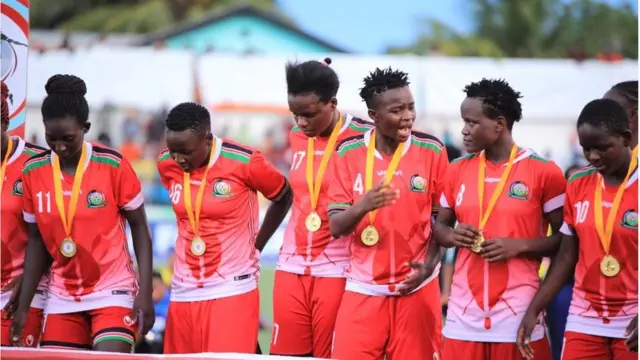 Wachezaji wa Kenya punde tu baada ya kuzawadiwa medali za ushindi