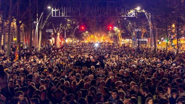 طرفداران جدایی کاتالان از اسپانیا شب قبل از انتخابات در بارسلونا راهپیمایی کردند