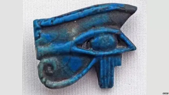 प्राचीन मिस्र में, घोड़े की आँख को फिरौनों के साथ दफ़नाया जाता था ताकि मृत्यु के बाद उनकी रक्षा की जा सके