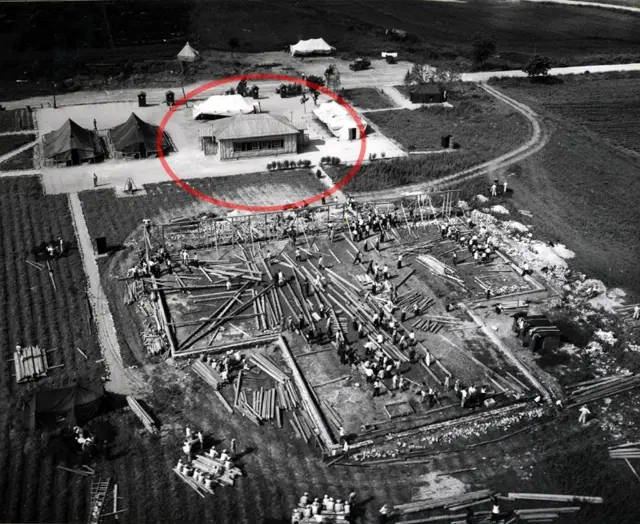 휴전회담 조인을 위해 조인식장을 새로 짓는 모습. 이 건물들은 현재 판문점 공동경비구역에서 북쪽으로 1km 정도 떨어져 있어 북한 측에 편입된 상태이다. 1953년 6월 23일 사진