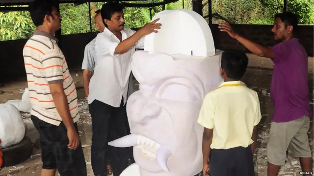 हे महाकाय दिसणारे नरकासुर कागदाचे बनवले जातात. त्यासाठी आजूबाजूच्या घरातून रद्दीतले वर्तमानपत्र, कागद गोळा केले जातात.