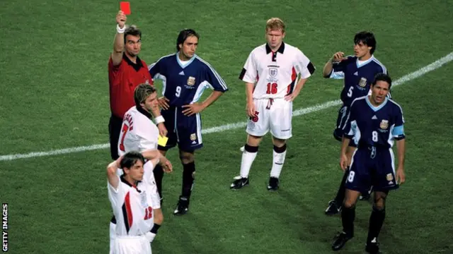 سیمئونه در کارت قرمزی که بکام در یک هشتم نهایی جام جهانی ۹۸ گرفت، نقشی کلیدی داشت. آرژانتین در ضربات پنالتی آن بازی را برد