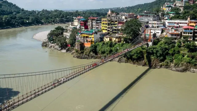 लक्ष्मण झुला पुल पर्यटकहरूबीच चर्चित पुल हो