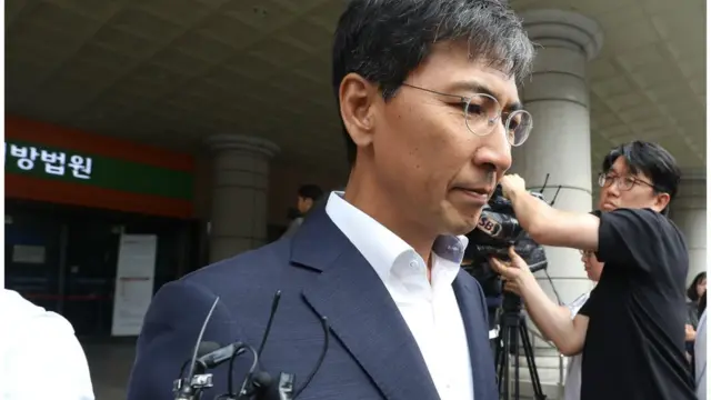 결심 공판 후 법원에서 나오는 안희정 전 지사