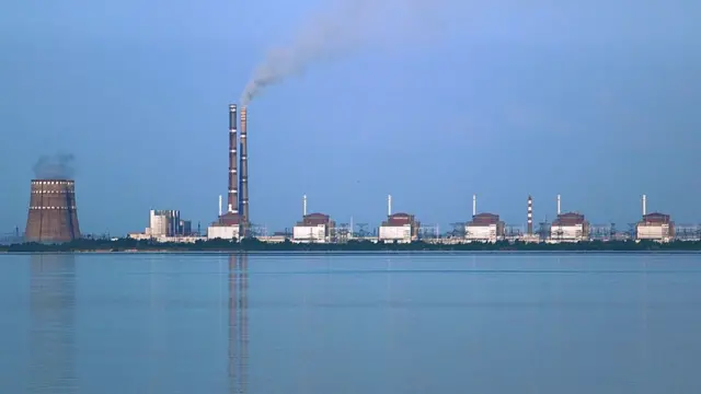 АЭС на берегу водохранилища