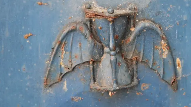 Reloj de arena con alas