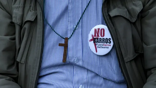 Hombre con chapa "No Barros"