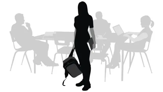 Студентка в комнате с группой молодых людей