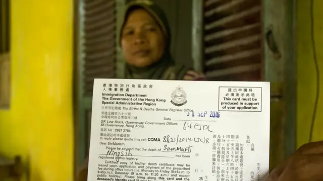 Suratmi, dengan surat kematian anak tercinta yang diterbitkan otoritas Hong Kong