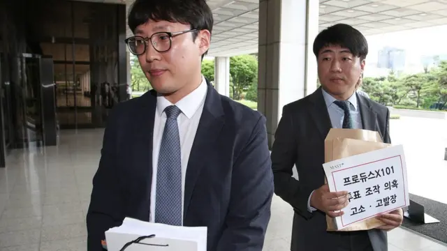 김태환·김종휘 변호사가 1일 서울 서초구 서울중앙지검으로 프로듀스 X 101 제작진에 대한 고발장을 제출하고 있다