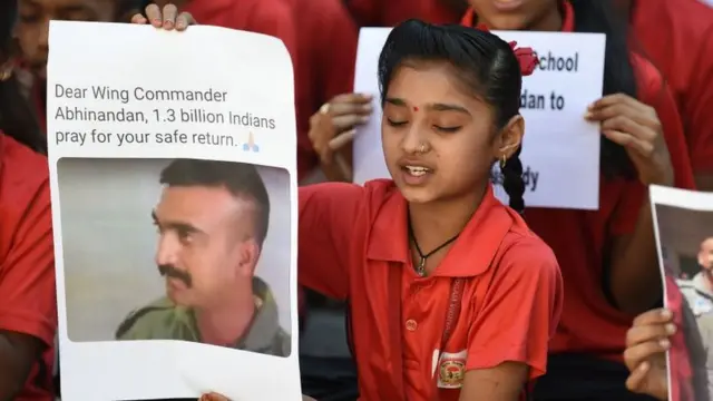અમદાવાદની એક શાળામાં વિદ્યાર્થીઓએ વિંગ કમાન્ડર અભિનંદનની મુક્તિ માટે પાર્થના યોજી હતી ત્યારની તસવીર