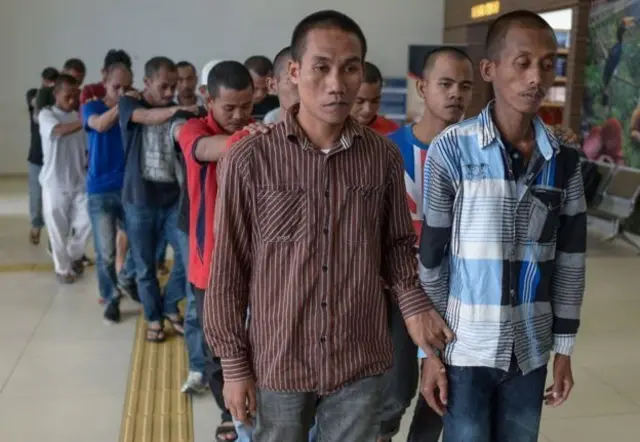 Pekerja migran Indonesia nonprosedural ditangkap aparat hukum Malaysia.