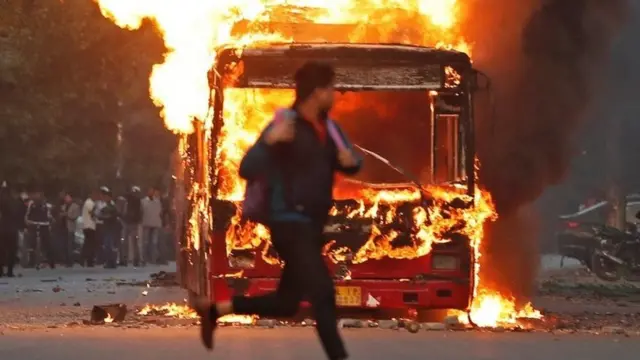 குடியுரிமை திருத்த சட்டம் மற்றும் தேசிய குடிமக்கள் பதிவேட்டை எதிர்த்து நடந்த போராட்டங்களில் வன்முறை சம்பவங்களும் நிகழ்ந்தன