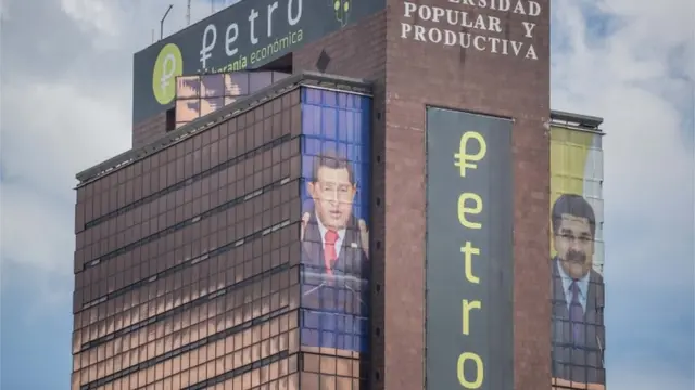 Prédio da Universidade Popular e Productiva da Venezuela com propaganda do petro.