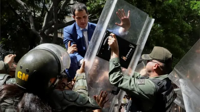Juan Guaidó trepa la reja.