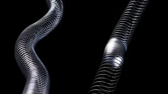 لعبة سلنكي (وهي شريط مرن يتخذ شكل لفائف متصلة ببعضها) يستخدم لإيضاح نوعين مختلفين من الموجات الزلزالية