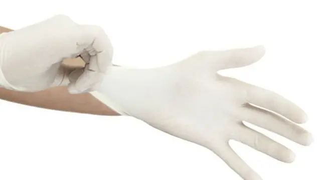 Manos con guantes de médico.