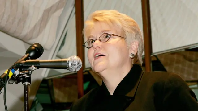 শার্লোট বাঞ্চ এখন রাটগার্স বিশ্ববিদ্যালয়ের অধ্যাপক