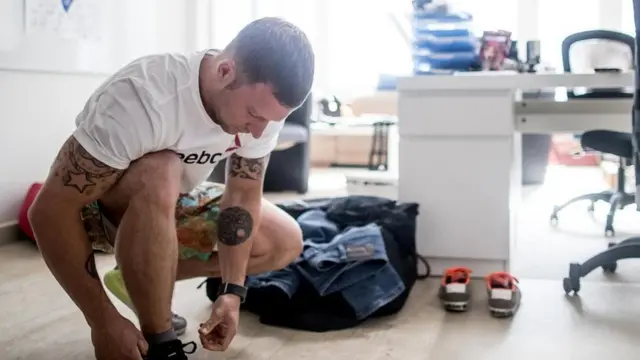 Homem se preparando para praticar exercício