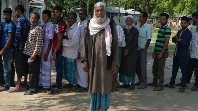 কোচবিহার জেলার দিনহাটাতে ভোটের লাইনে মানুষজন। ১১ এপ্রিল, ২০১৯