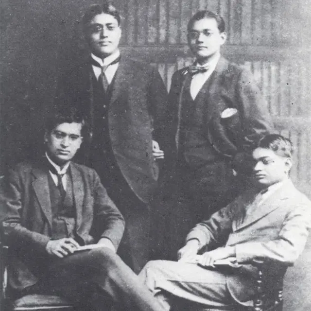 ইংল্যাণ্ডে ছাত্র অবস্থায় বন্ধুদের সঙ্গে সুভাষ চন্দ্র বসু - ১৯২০ সালে। (সুভাষ বসু দাঁড়িয়ে ডানদিকে)