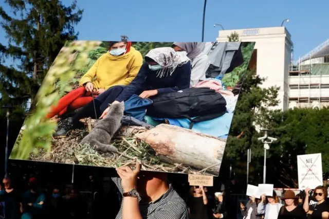 تظاهرات مقابل پارلمان لهستان در ورشو، در اعتراض به اعلام وضعیت فوق‌العاده در مناطق مرزی با بلاروس