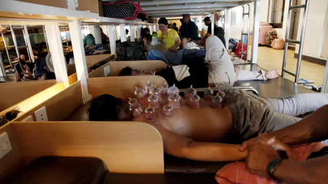 Seorang pemudik menikmati perjalanannya, dengan melakukan refleksi, saat menggunakan kapal feri dari Jawa ke Sumatra, Senin (17/04).