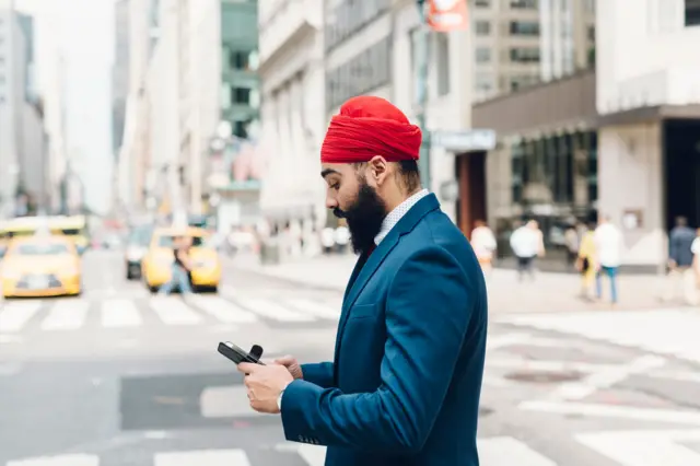 ਅਮਰੀਕਾ ਦੀ ਕਿਸੇ ਸੜਕ ਉੱਤੇ ਖੜ੍ਹੇ ਸਿੱਖ ਦੀ ਤਸਵੀਰ