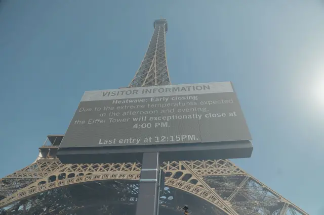 Paris'te sıcak hava dalgası nedeniyle Eyfel Kulesi'nin erken kapatılacağını duyuran bilgilendirme panosu görülüyor.