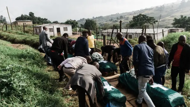 Abantu bariko barapfuba abahitanywe n'imyuzure i Durban