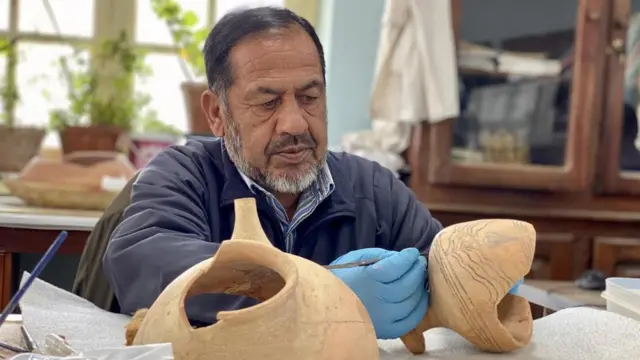 شیرازالدین سیفی، کارشناسان مرمت آثار تاریخی، روی بازسازی آثار تاریخی ۲۵۰۰ ساله‌ای کار می‌کند که به دست طالبان تکه تکه شده‌اند