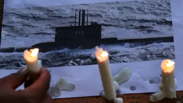 Siswa menata lilin saat menggelar doa bersama di SMAK Hikmah Mandala, Banyuwangi, Jawa Timur, Selasa (26/04).