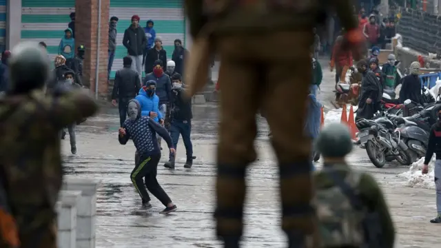 কাশ্মীরে বিক্ষোভ দমনে ভারতীয় নিরাপত্তা বাহিনী।