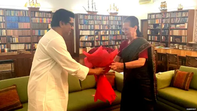राज ठाकरे यांनी काँग्रेसच्या माजी अध्यक्षा सोनिया गांधी यांची भेट घेतली