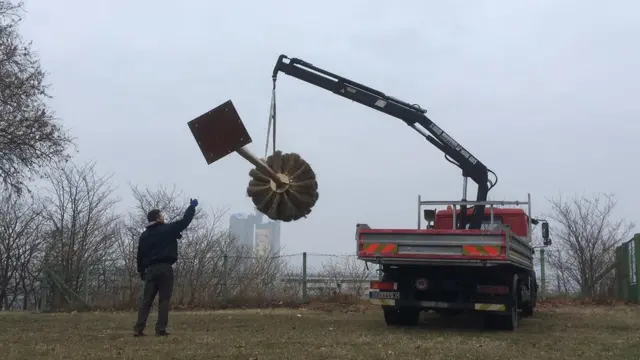 Postavljanje skulpture "Zlatni cvet"