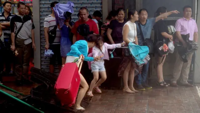 市民在澳門北區一處牆邊避風(新華社圖片23/8/2017)