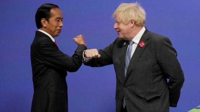 Presiden Joko Widodo disambut PM Inggris Boris Johnson di Glasglow.