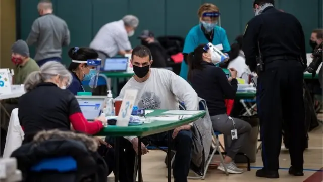 Personas reciben vacunas contra el coronavirus