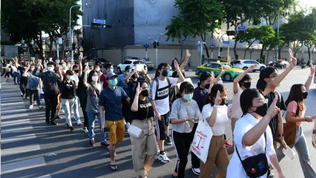 กลุ่มผู้ร่วมชุมนุม "วิ่งกันนะแฮมทาโร่" วิ่งรอบอนุสาวรีย์ประชาธิปไตย 2 รอบเมื่อวันอาทิตย์ที่ผ่านมา