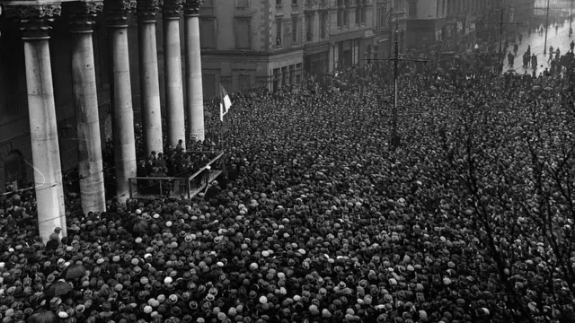 Después de firmar el Tratado anglo-irlandés que estableció el Estado Libre, el líder del Sinn Fein Michael Collins se dirigió a la multitud en Dublín.