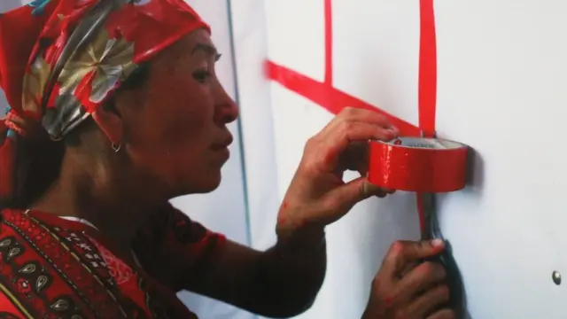 Элеттик аялдардын башкалар үчүн көзгө көрүнбөгөн түмөн түйшүгүн сүрөтчүлөр өз эмгектери аркылуу бергиси келген.