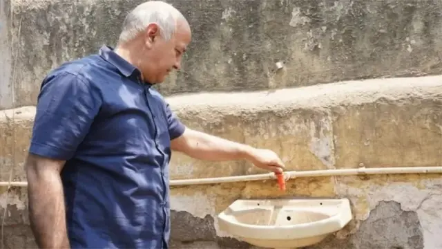 ગુજરાતમાં એક સ્કૂલની મુલાકાત દરમિયાન મનીષ સિસોદિયા