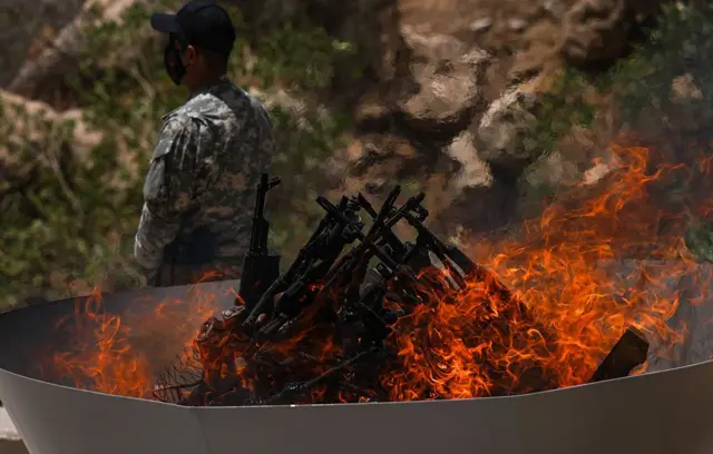 PKK'nın ilk grubu, örgütün fesih ve silah bırakma kararının ardından 11 Temmuz 2025'te Süleymaniye'de düzenlenen törende silahlarını imha ederken