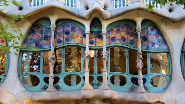 Casa Batlló adalah salah satu karya lainnya yang tersebar di sekitar Barcelona.